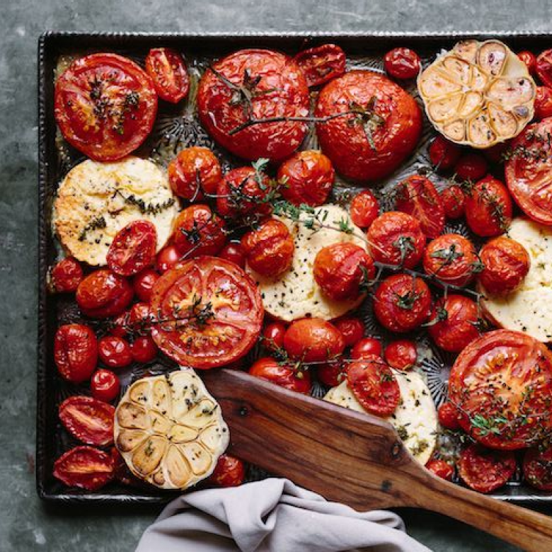 Baked tomatoes with feta, garlic and thyme