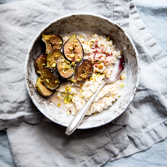 horchata oats with pistachios and roasted figs